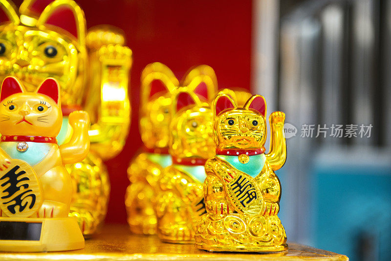 在中国香港，Maneki Neko挥舞着幸运的金猫